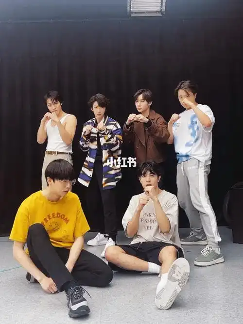 刘宇来了来了他带着队友走来了