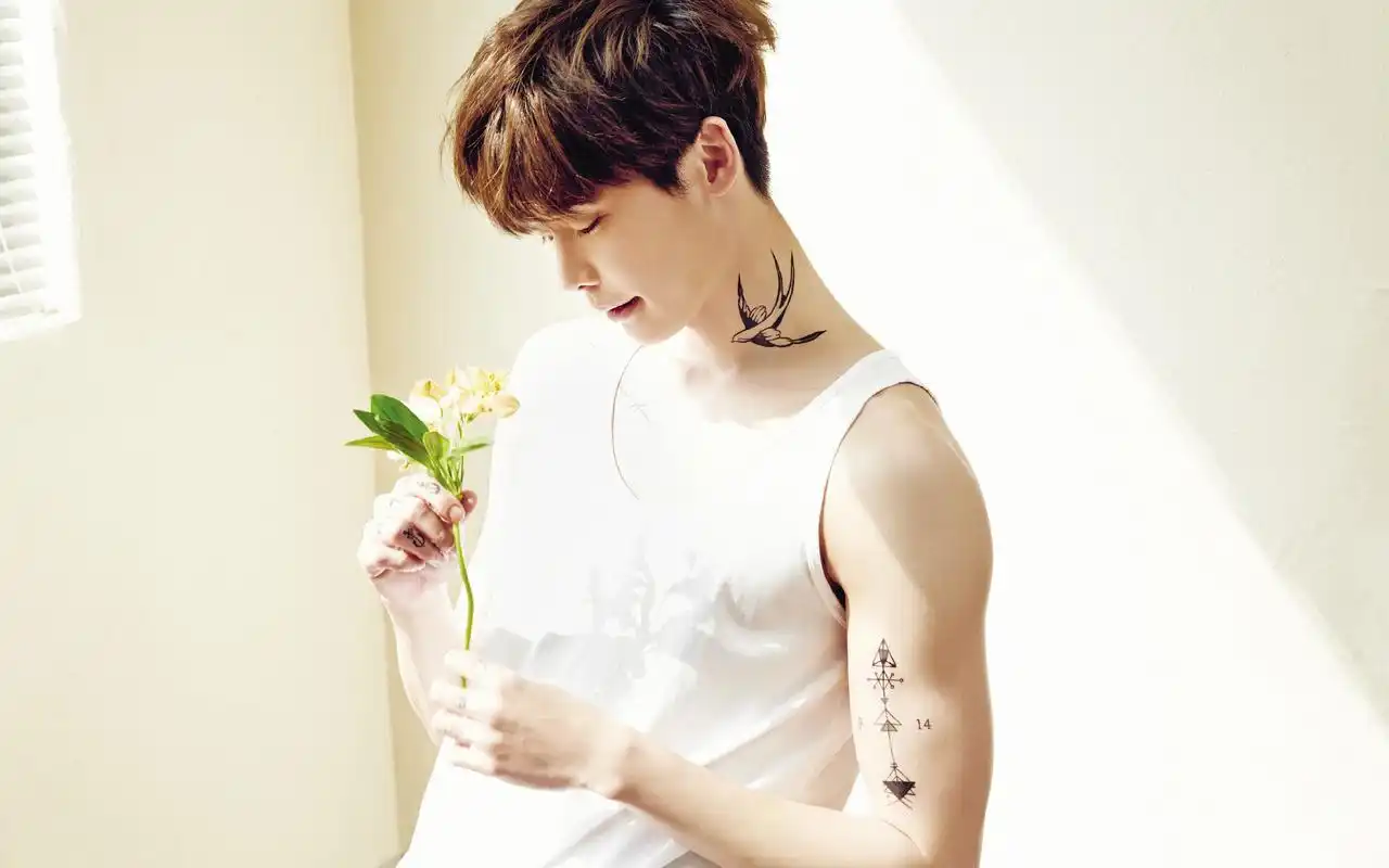 韩国小鲜肉国民暖男李钟硕帅气时尚写真桌面壁纸(1)高清大图预览1920x