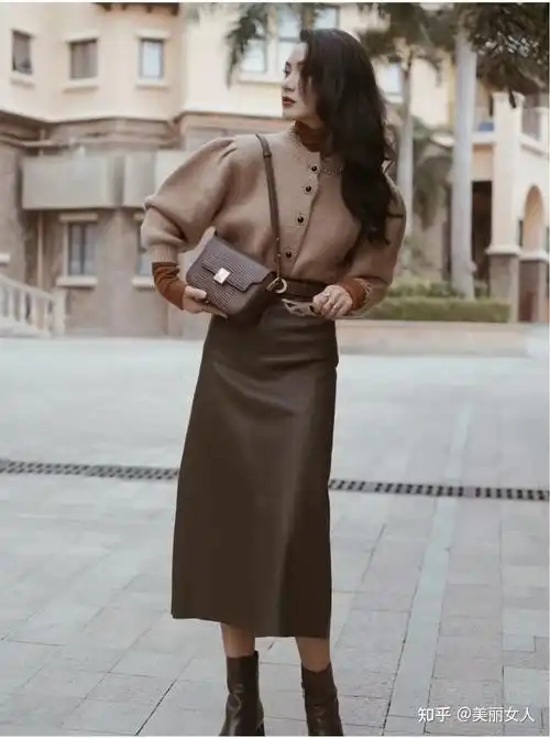 咖啡色半身裙搭配什么颜色上衣好看