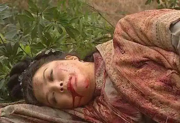 郑二见有人在井里发现了死尸本想赶紧溜走,可突然听人喊是一具女尸让