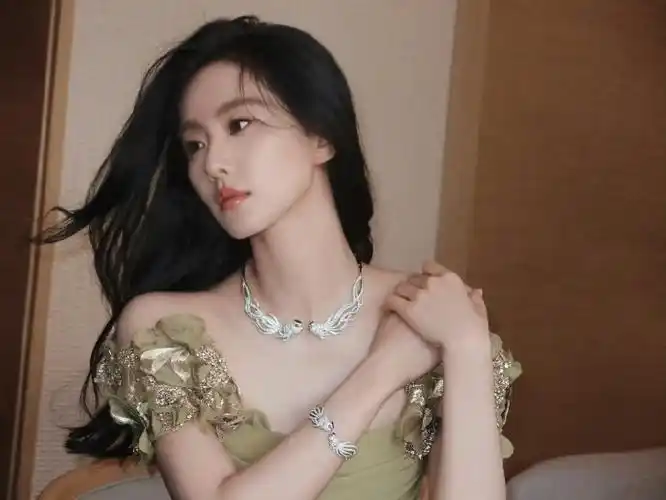 项链##刘诗诗春夏高定礼服#淮竹绿礼服77双鱼项链 ,全球代言人登场