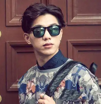 复古中分男生发型 中分暖男发型图片