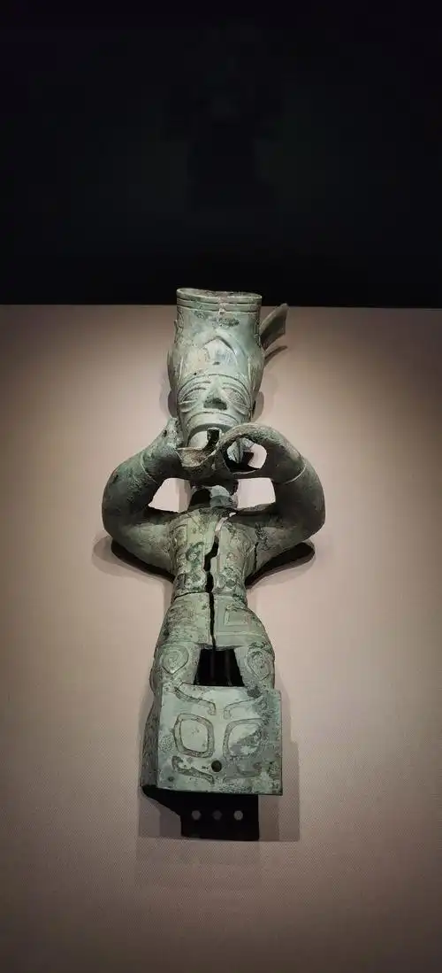 三星堆已经发现多件青铜神兽,嘴部与此像兽首冠相似