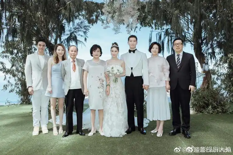 窦骁何超莲婚礼现场图发布新娘身穿白色婚纱好美