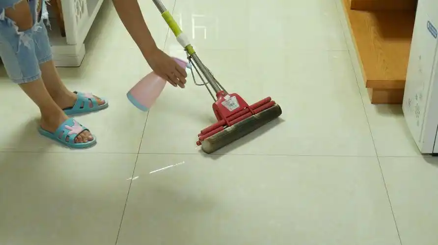 清水拖地等于白拖,教你自制清洁剂,拖地干净不沾灰,省时省力