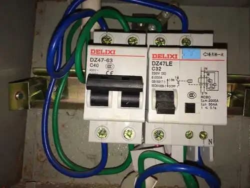 我家总闸开关电线接法对么?为什么我家节能灯晚上老是一闪一闪的