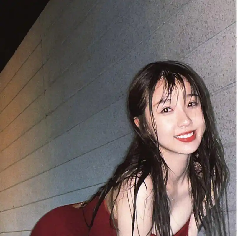 娱乐热点直通车# #娱乐# #时尚# 虞书欣的泳装写真旧照,令人心动的