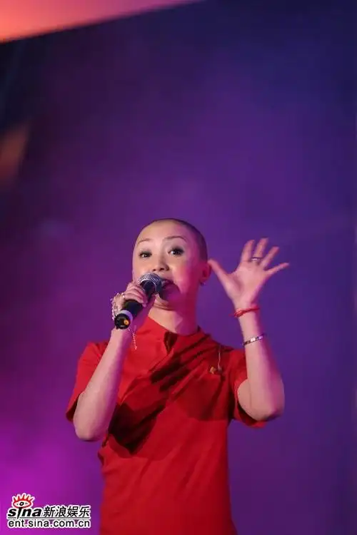 图文:光头张瑶演唱《荧光》与歌迷挥手致意