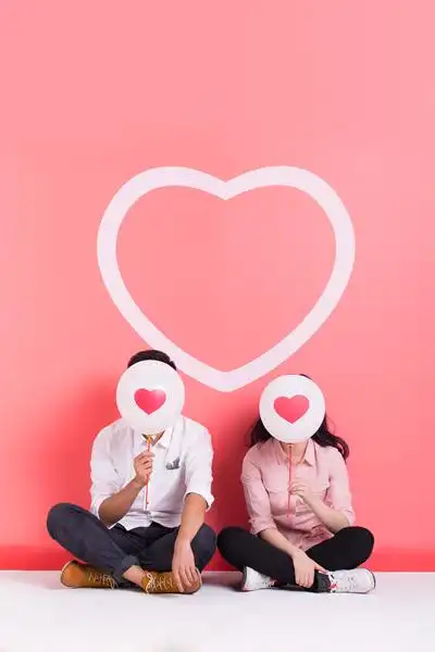 充满张力的概念放在一起,恰好解释了消费主义时代情侣关系的生产方式