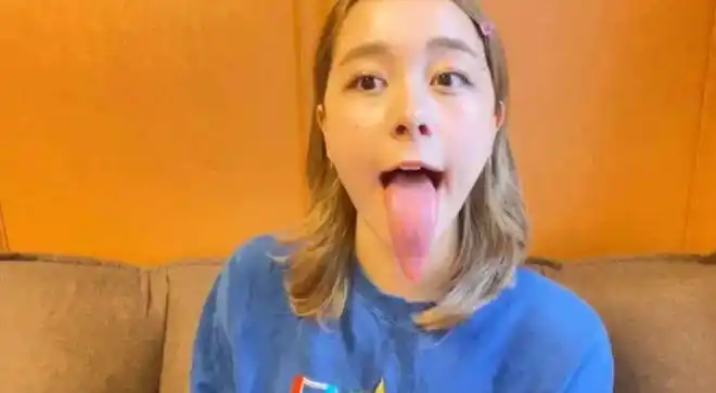 日本前女团美女突然爆红因为拥有最长舌头