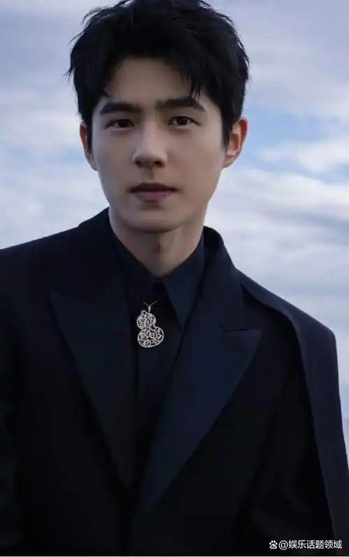 刘昊然在男星当中有一份独特的美,单眼皮也能很帅气可爱.