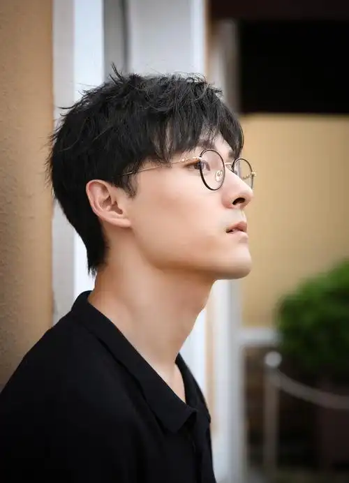 张雨剑资深少女的初恋顺利杀青随性慵懒街拍曝光