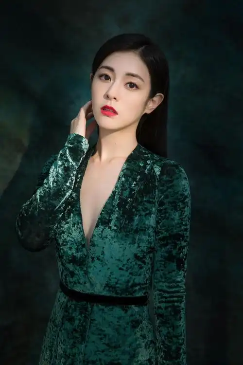 任容萱现身时尚活动 复古长裙难掩迷人魅力