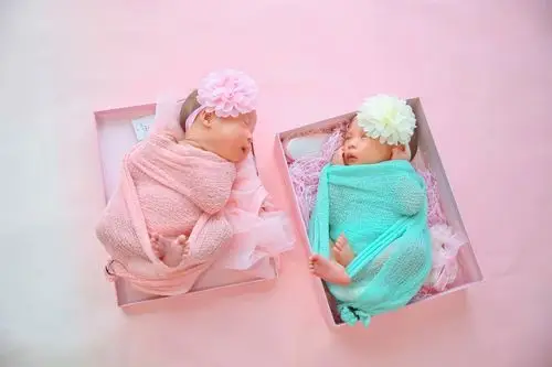 原创 双胞胎姐妹满月的那些事!妹妹和姐姐相处的画面太让人感动了!