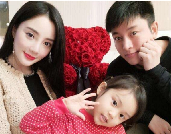 李小璐被爆再次怀孕,疑似喜怀双胞胎,贾乃亮发文称:终于等到你