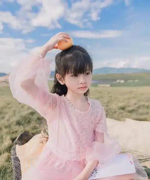 融化人心的小天使!国外6岁小女孩初恋系脸蛋萌翻天,亲弟弟颜值也超强