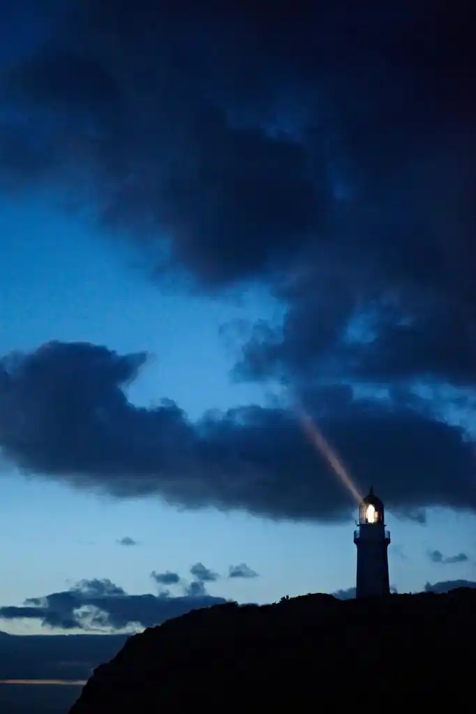 灯塔,在晚上信号中摩宁顿半岛的船舶的灯塔.噪音也许醒目