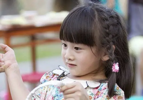 小女孩齐刘海蝎子辫公主头发型小女孩做个蝎子辫发型,什么样的款式