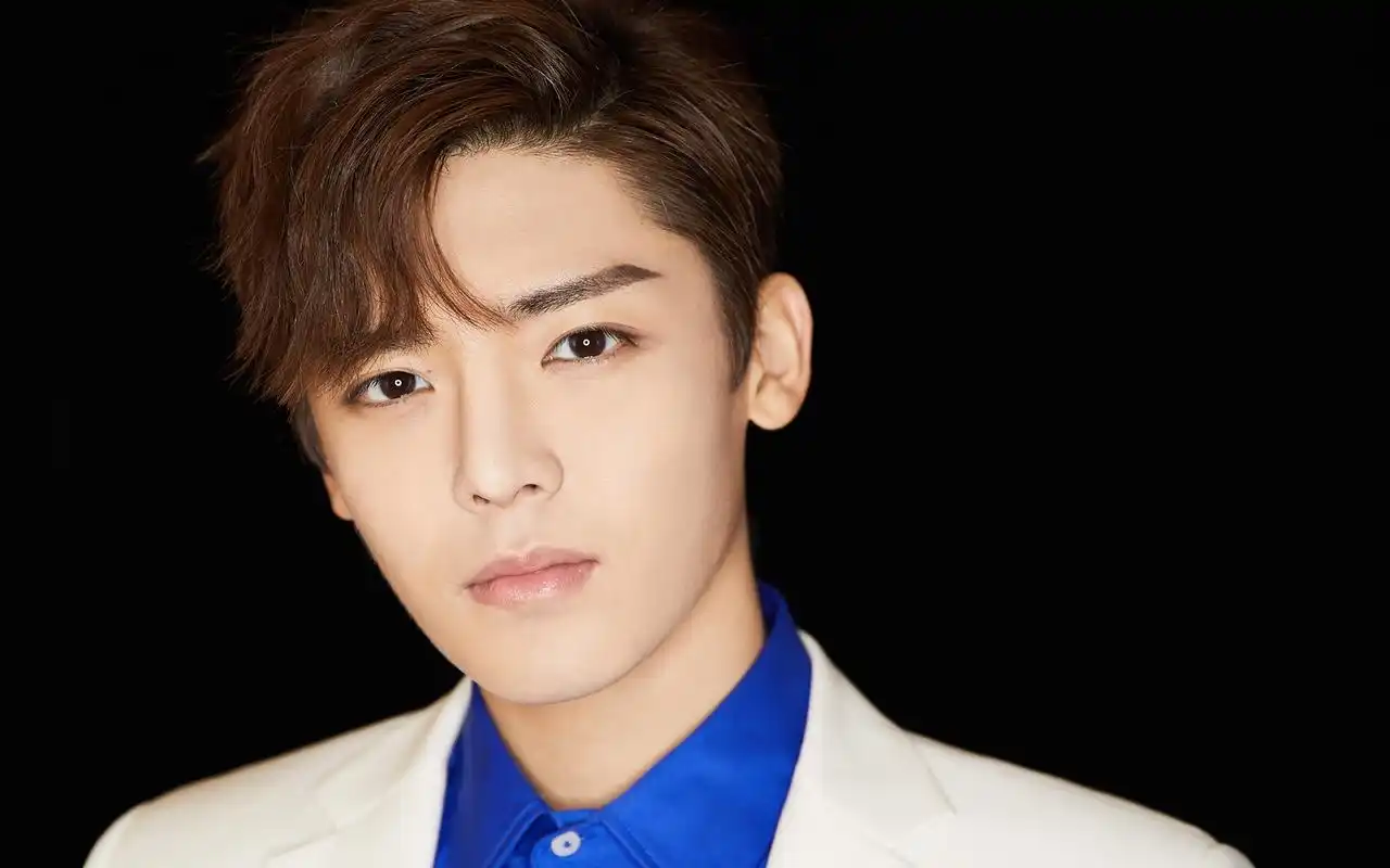 侯明昊帅气写真电脑桌面壁纸图片