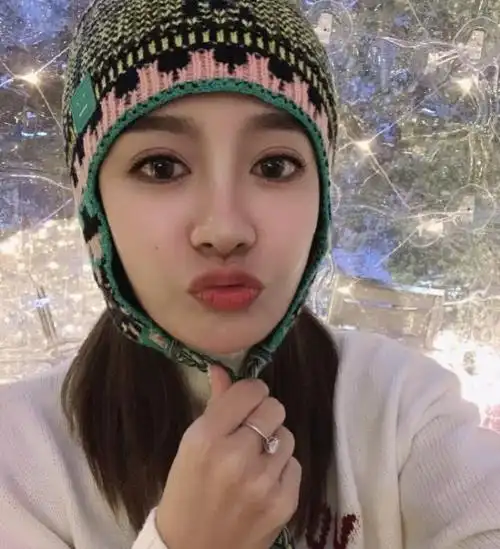 曹云金前妻唐菀自拍可爱,中指戴着超大钻戒