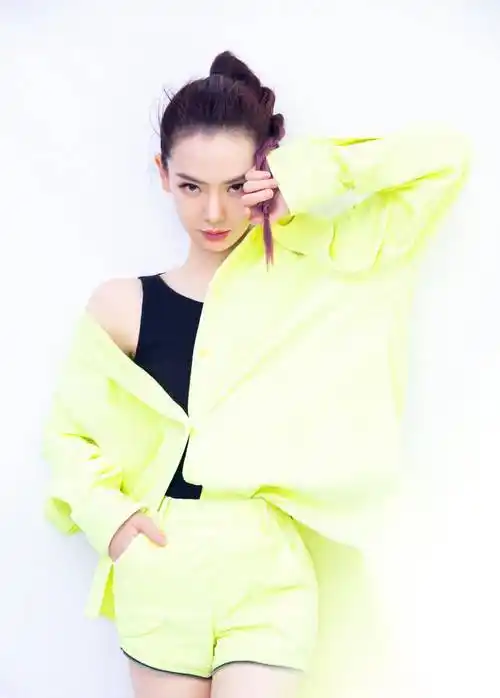 戚薇再次挑战穿搭新风格,兔耳头饰搭配复古套装,野性十足_造型_衣服