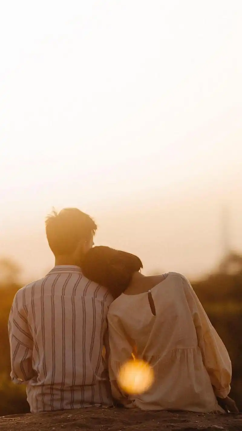 温馨壁纸欣赏夕阳下的美丽拥抱