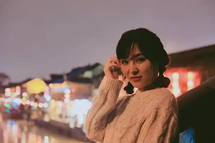 苏州园林秋天枫叶美女