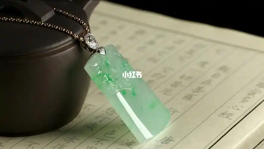 翡翠【辣绿仿古纹】无事牌,形器方正厚装,有种有色,上身沉稳大气,价格