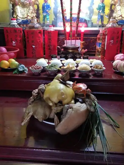 圣母祠神台上的供品.