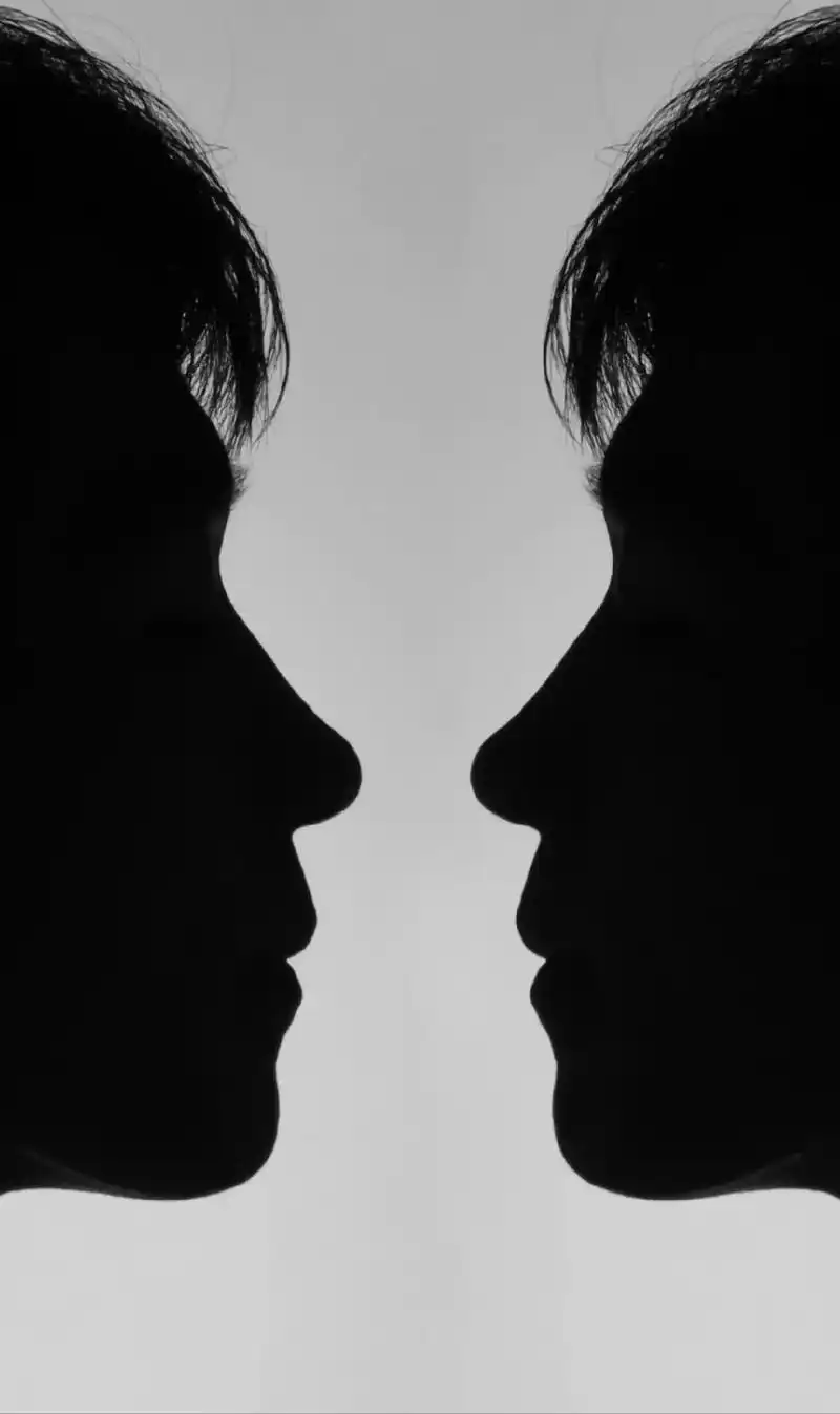 黑白摄影#抽象艺术 #自拍 #影子召唤术 #华侨大学  - 抖音