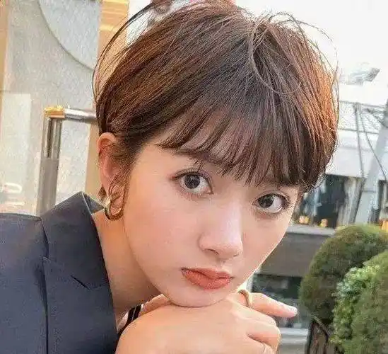 超短发的发型,头发整体比较短,所以特别清爽干练.那么