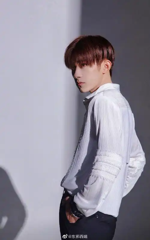 穿白衬衫的男神