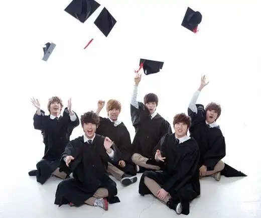 boyfriend曝w军校毕业照穿学位服开朗活泼(图)