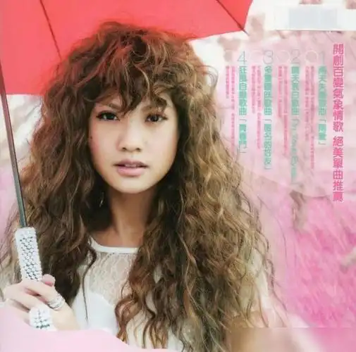 紧接着2011年,杨丞琳剪短了自己的长发,既是向过往告别,也是为迎接