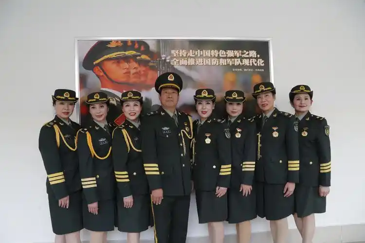 襄阳军旗文工团演唱的《天下乡亲》