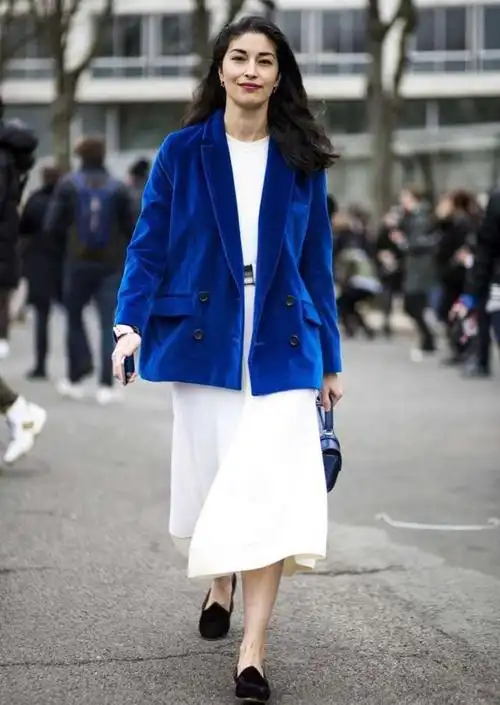 蓝色分为很多种,其中有一种色调就很容易"勾人心魄",它就是宝石蓝,是