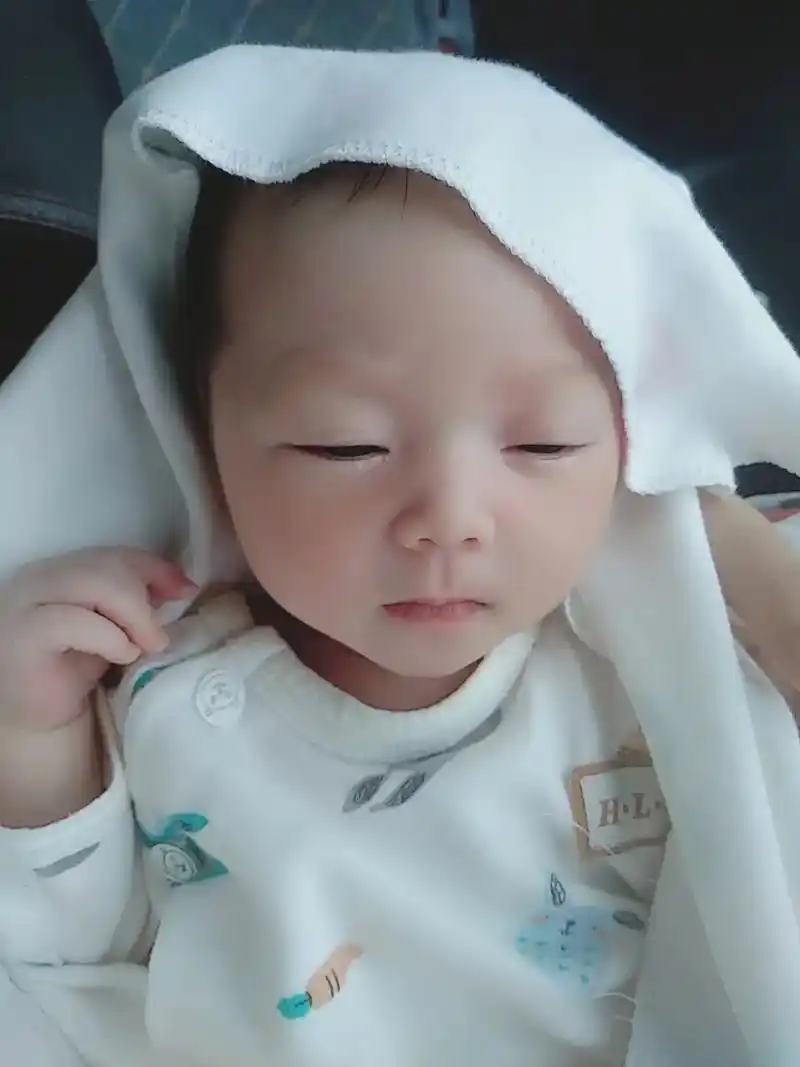 大宝出生时跟两周岁的照片 - 抖音