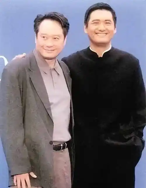 《卧虎藏龙》宣传,章子怡和杨紫琼都没有来,站在周润发旁的他,颇为