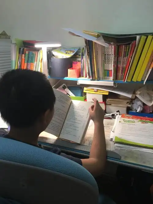 妈妈偷拍我阅读时的背影