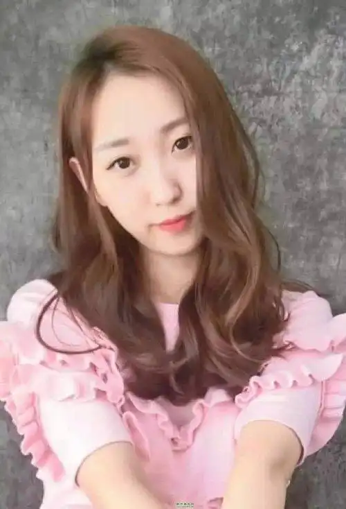 雅致内敛的女生梨花烫发型 长脸女生适合的中长烫发