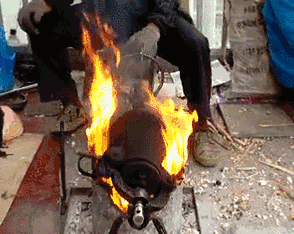 雪白的爆米花悉数冲出 米香甜蜜四溢 老式爆米花机摇出的香味 不知让