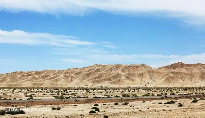 第二次翻越阿尔金山的当今山山口,戈壁滩变成了沙丘.