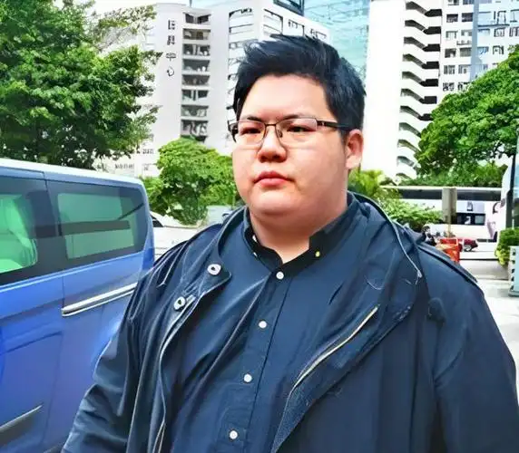 酒店老板梁耀辉上前拦住向佑一行人,不料,向佑怒道:"我爸是向华强,谁