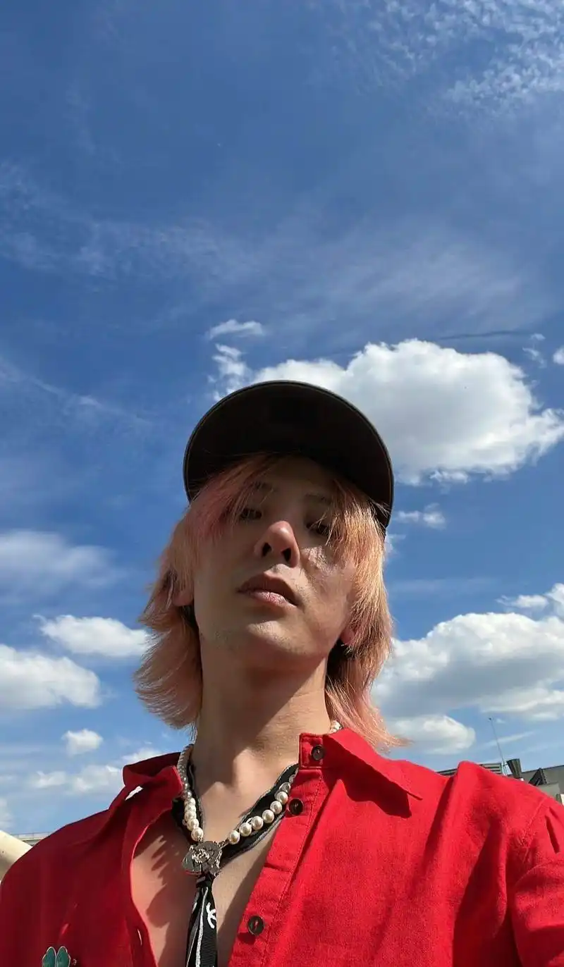 权志龙晒新照,粉头发搭配红衬衫,粉丝大赞帅气,网友:别尬吹