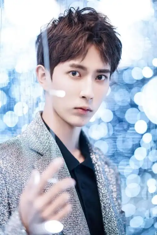 帅气小生于朦胧