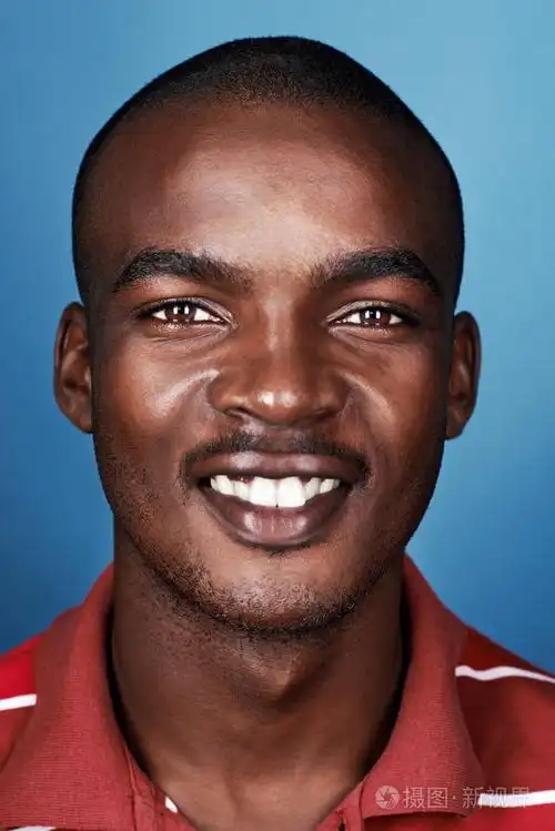 非洲黑人的男人微笑着照片-正版商用图片1jdjle-摄图新视界