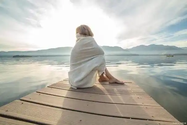 独自一人的生活,有时似乎被认为是孤独和无助的代名词.