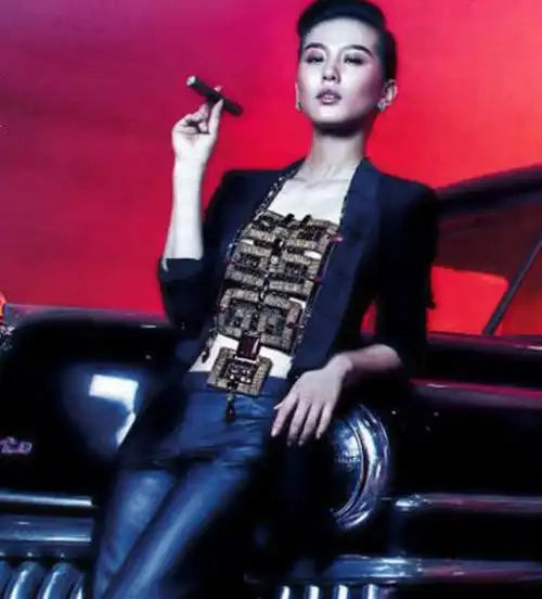 娱乐资讯:刘诗诗登《男人装》封面,一袭黑色装性感又霸气