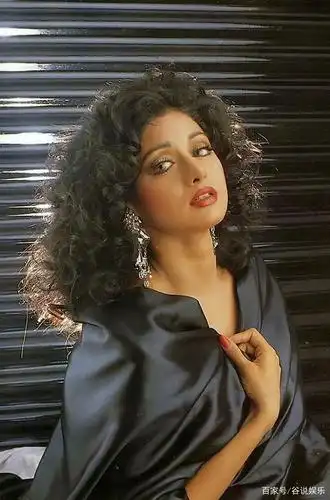 她是"宝莱坞女皇",出身印度最低种姓,4岁出道,55岁死于浴缸