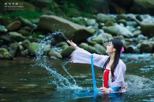 美少女山涧戏水